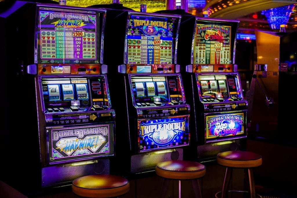  Eine Reihe Spielautomaten in einem Casino