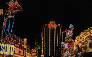 Leuchtreklamen von Spielhallen und Casinos in einer Straße von Las Vegas bei Nacht