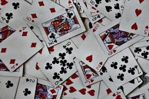 Ein Haufen offen liegender Spielkarten eines französischen Blattes